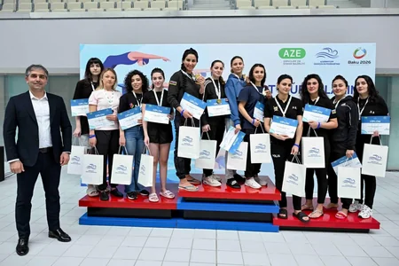 Dövlət qurumlarının əməkdaşları arasında üzgüçülük yarışı keçirilib