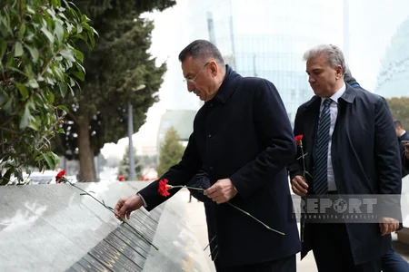 Türkiyə parlamentinin komitə sədri Bakıda Türk şəhidliyini ziyarət edib