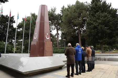 Türkiyə parlamentinin komitə sədri Bakıda Türk şəhidliyini ziyarət edib