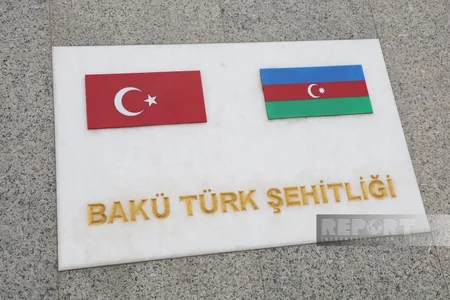 Türkiyə parlamentinin komitə sədri Bakıda Türk şəhidliyini ziyarət edib