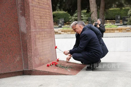 Türkiyə parlamentinin komitə sədri Bakıda Türk şəhidliyini ziyarət edib
