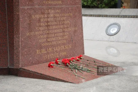 Türkiyə parlamentinin komitə sədri Bakıda Türk şəhidliyini ziyarət edib
