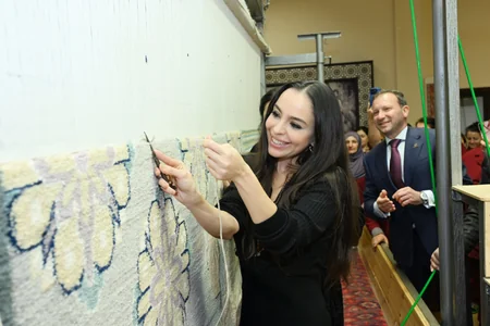 Лейла Алиева приняла участие в церемонии срезки со станка очередных ковров для Шушинской мечети