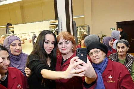 Лейла Алиева приняла участие в церемонии срезки со станка очередных ковров для Шушинской мечети