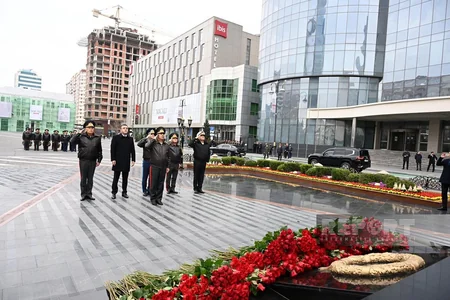 Defense minister visits Khojaly genocide memorial