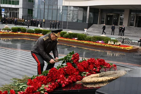 Defense minister visits Khojaly genocide memorial