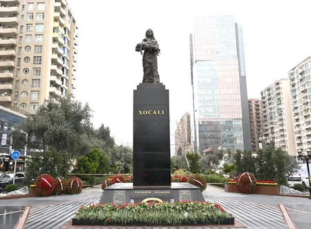 Vəkillər Kollegiyasının rəhbərliyi Xocalı soyqırımı abidəsini ziyarət edib