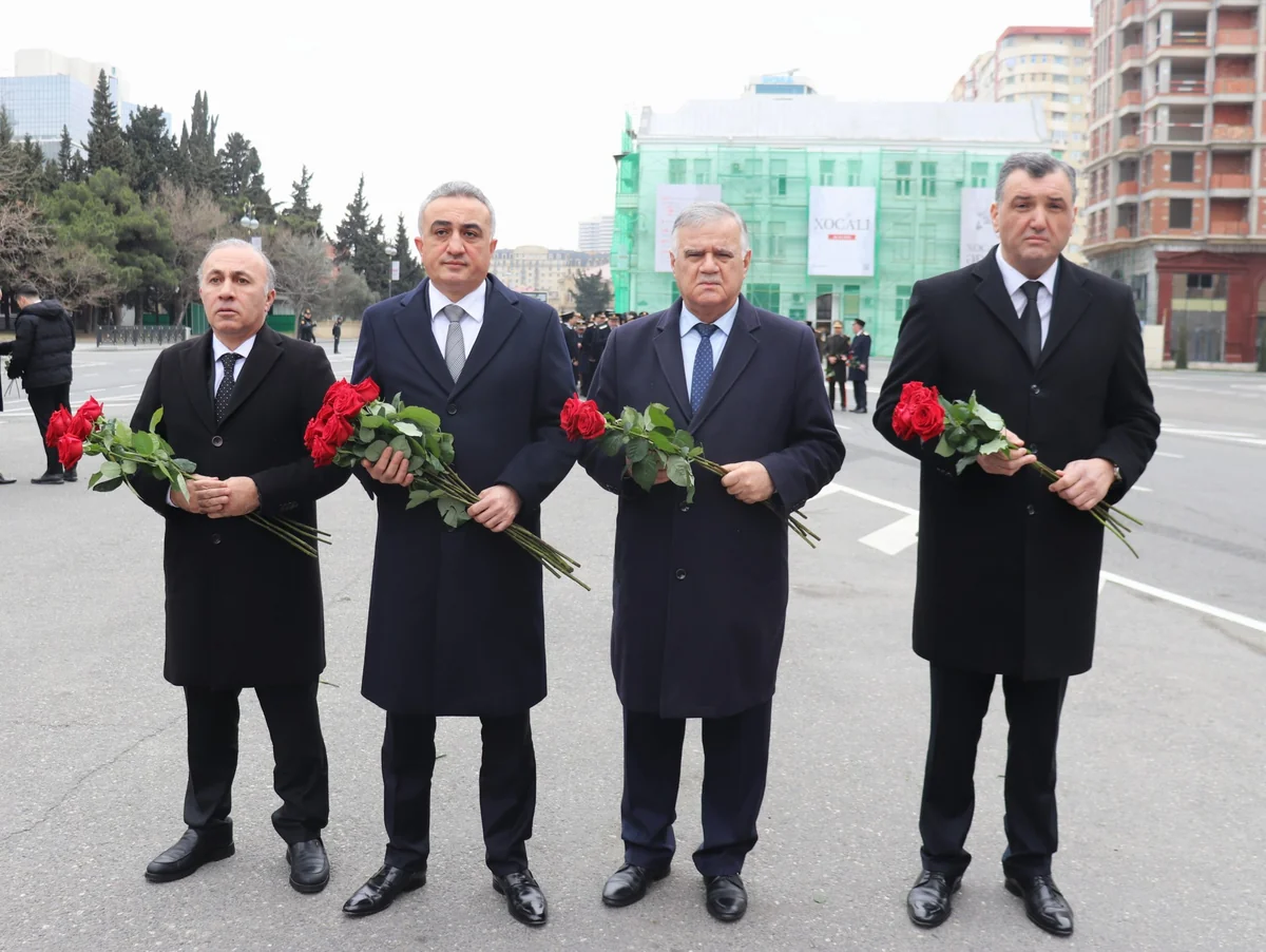 Vəkillər Kollegiyasının rəhbərliyi Xocalı soyqırımı abidəsini ziyarət edib