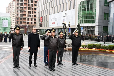 Defense minister visits Khojaly genocide memorial