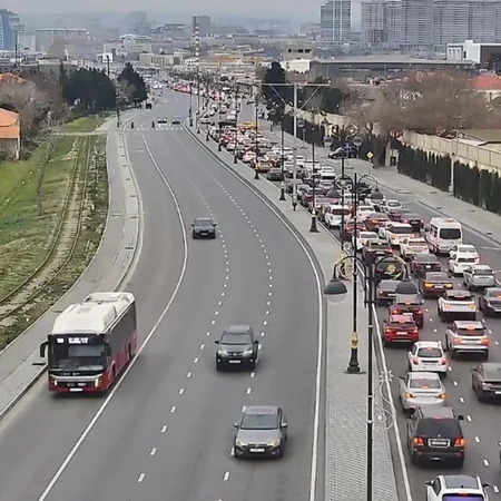 Bakıda 15 istiqamətdə tıxac müşahidə olunur