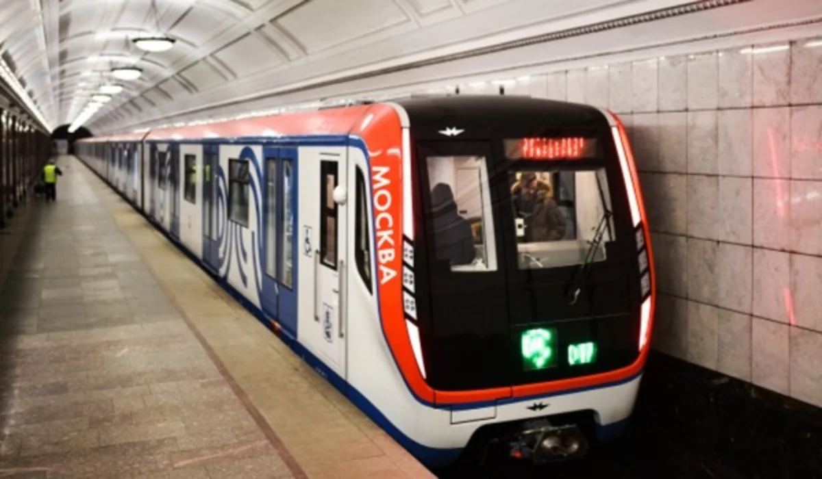 В московском метро двое мужчин избили и ограбили пассажира