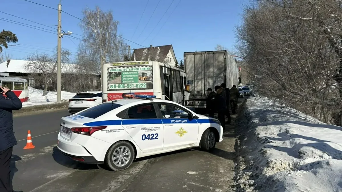 В Барнауле столкнулись автобус и грузовик, пострадали 12 человек