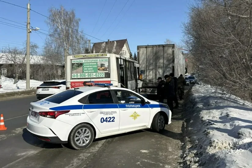 В Барнауле столкнулись автобус и грузовик, пострадали 12 человек