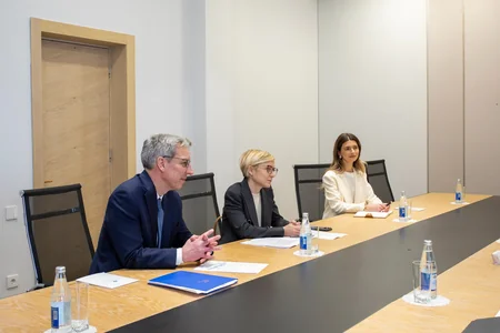 Azerbaijan discusses full-scale development of Absheron field with Total