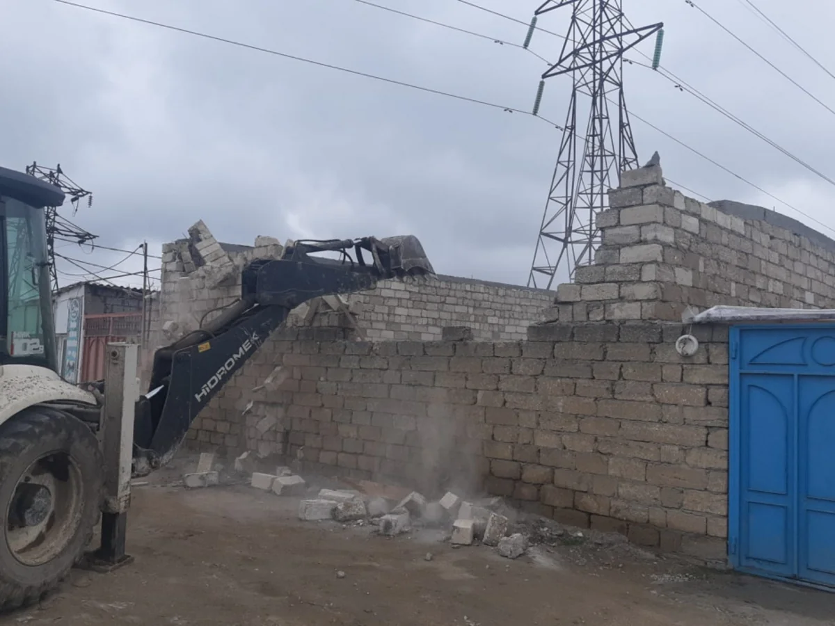 Buzovnada qanunsuz tikili sökülüb