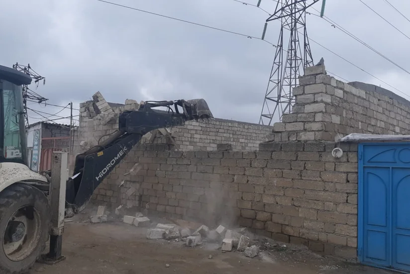 В Бузовне снесена незаконная постройка