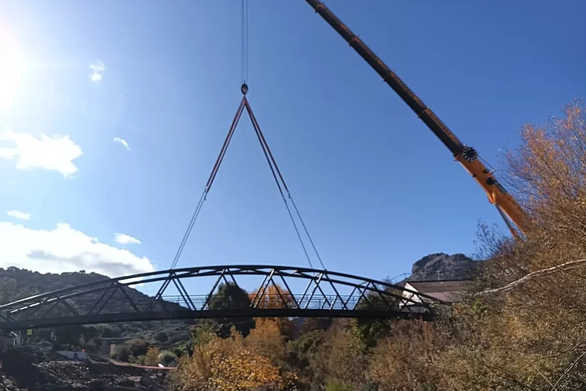 На севере Испании при обрушении пешеходного моста погибли четыре человека