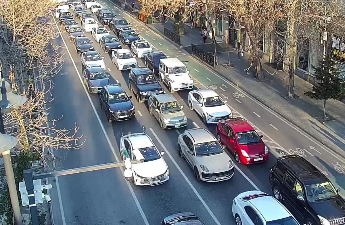 В Баку на ряде улиц и проспектов затруднено движение транспорта