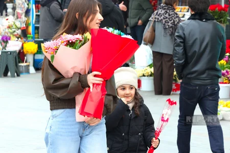 Festive spirit fills Baku streets on International Women's Day - PHOTOS