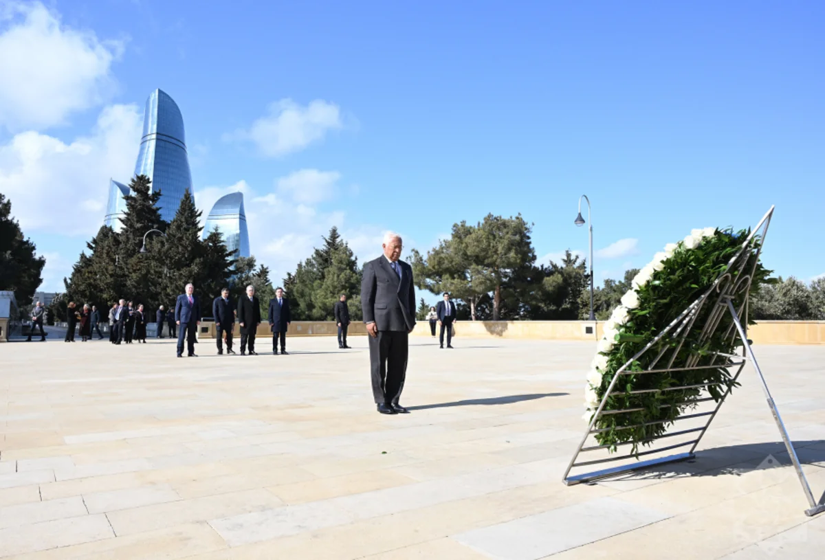 Antonio Koşta Bakıda şəhidlərin xatirəsini anıb