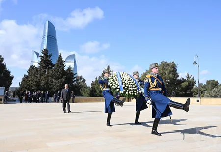 Antonio Koşta Bakıda şəhidlərin xatirəsini anıb