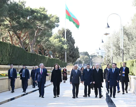 Antonio Koşta Bakıda şəhidlərin xatirəsini anıb