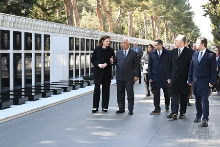 Antonio Koşta Bakıda şəhidlərin xatirəsini anıb