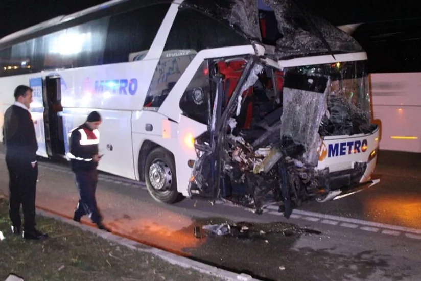 Türkiyədə avtobusla yük maşını toqquşub, 10-dan çox şəxs xəsarət alıb
