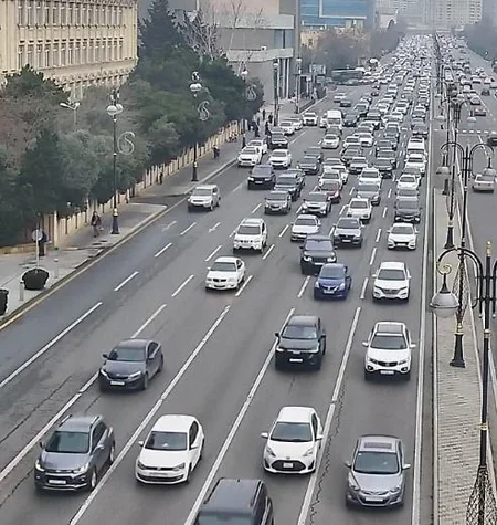 Həftənin ilk günü Bakının bir sıra yollarında nəqliyyatın sıxlığı yaranıb