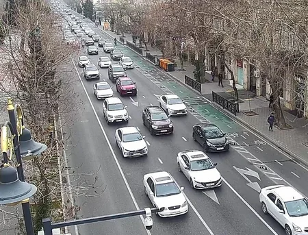 Həftənin ilk günü Bakının bir sıra yollarında nəqliyyatın sıxlığı yaranıb