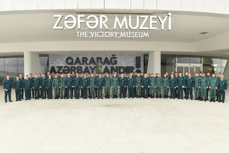 Elçin Quliyev xidməti-döyüş fəaliyyətində fərqlənən hərbi qulluqçuları təltif edib