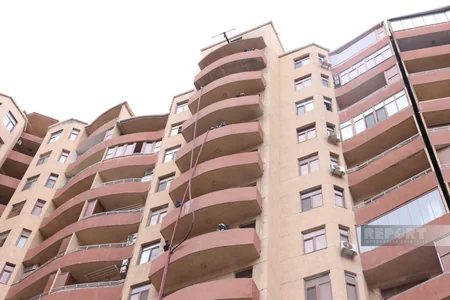 Bakıda yaşayış binasında yanğın olub, 7 nəfər tüstüdən zəhərlənib - YENİLƏNİB-4