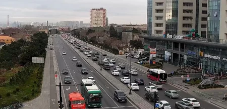 Bakının bir sıra yollarında nəqliyyatın sıxlığı müşahidə olunur