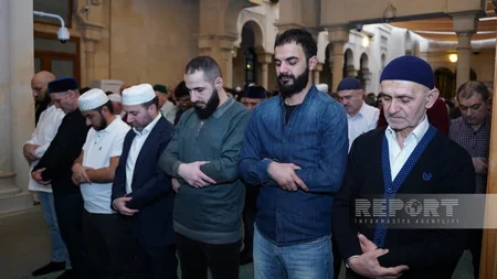 В бакинской мечети Аждарбей совершен праздничный намаз