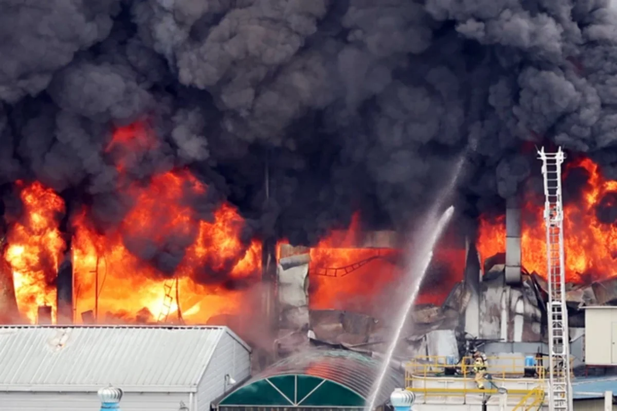 Cənubi Koreyada zavodda baş verən yanğında 10 nəfər ölüb