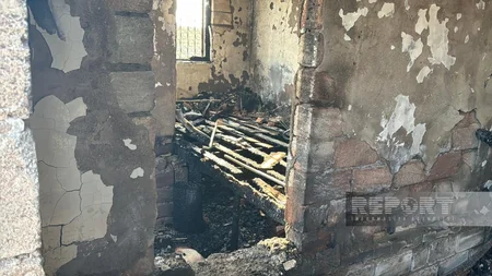 Sumqayıtda fərdi ev tam yanıb