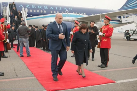 Azərbaycan nümayəndə heyəti II İliyanın dəfn mərasimində iştirak etmək üçün Tbilisiyə gəlib