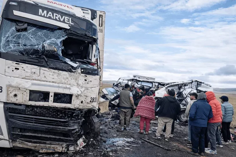 Peruda mikroavtobusla yük maşını toqquşub, 13 nəfər ölüb