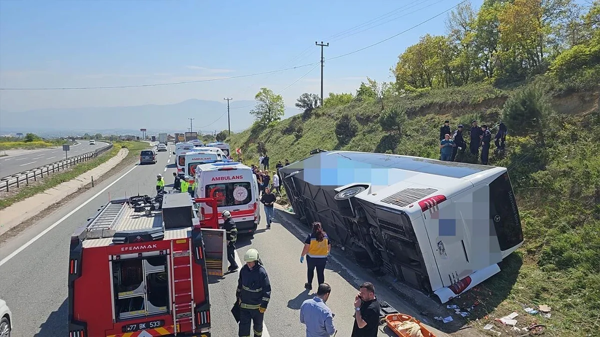 One dead, dozens injured as minibus overturns in Türkiye