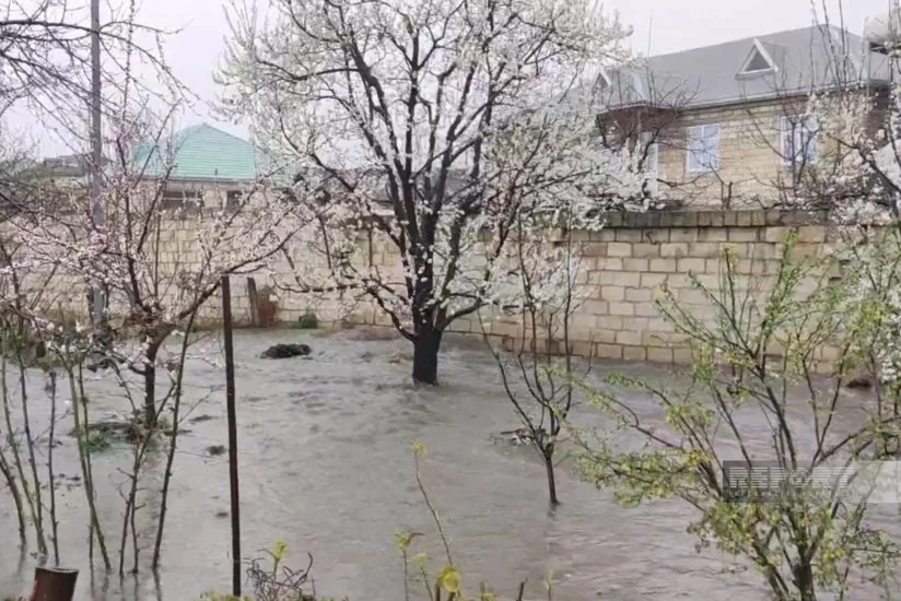 Qubada kanalizasiya borusunun tutulması nəticəsində 10-a yaxın evi su basıb