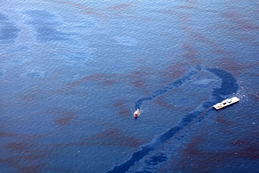 Meksika körfəzində sızmadan sonra 400 tondan çox neft toplanıb