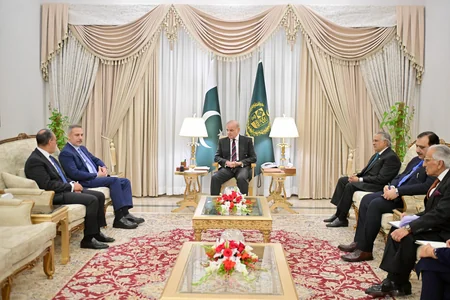 Pakistanın Baş naziri Türkiyənin XİN başçısı ilə ikitərəfli münasibətləri müzakirə edib