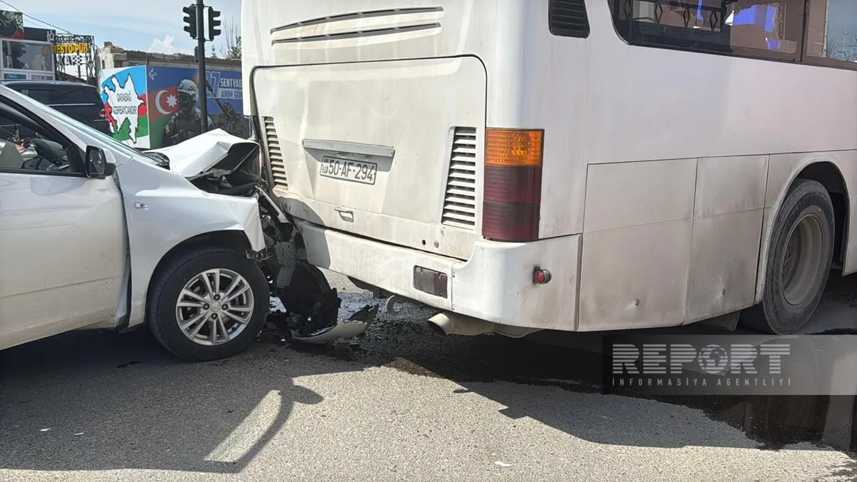Saray körpüsü yaxınlığında avtomobil avtobusla toqquşub