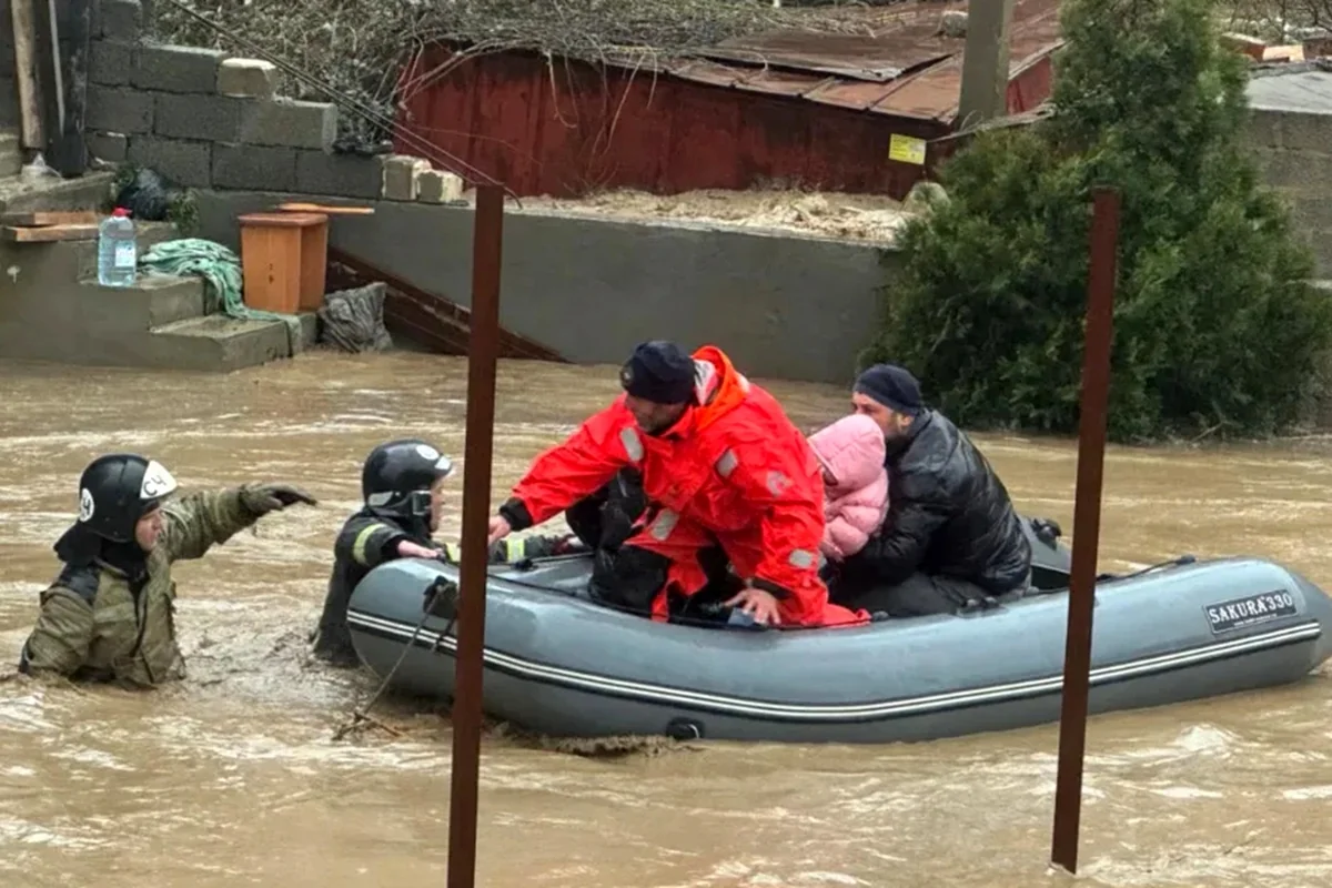 Mahaçqalada su basmış evlərdən 300-dən çox insan təxliyə edilib