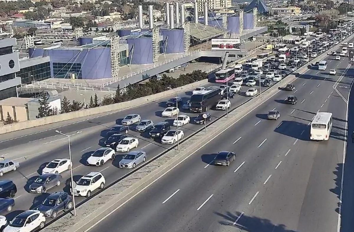 Bakının bir sıra yollarında nəqliyyatın sıxlığı yaranıb