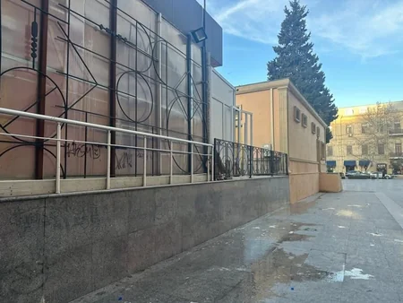 Nizami Kino Mərkəzinin yazılarla korlanmış fasadının ilkin görünüşü bərpa olunub - YENİLƏNİB-2