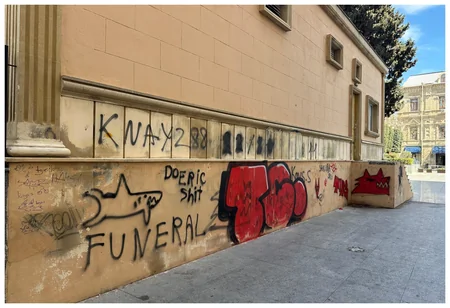 Nizami Kino Mərkəzinin yazılarla korlanmış fasadının ilkin görünüşü bərpa olunub - YENİLƏNİB-2