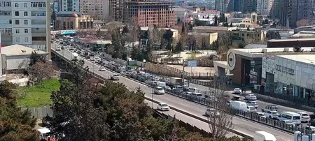 Bakıda iki prospektin kəsişməsində aparılan təmir işləri ilə əlaqədar bir sıra yollarda sıxlıq müşahidə olunur