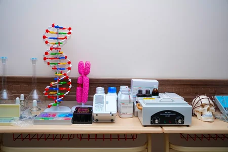 NDU-da Tibb fakültəsinin laboratoriyaları üçün yeni alınmış avadanlıqlar və dərsliklər təqdim olunub