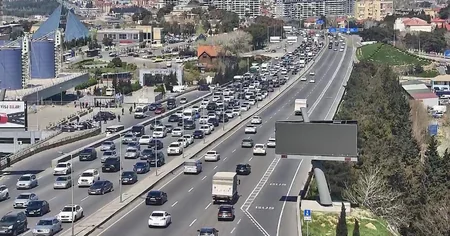 Bakıda iki prospektin kəsişməsində aparılan təmir işləri ilə əlaqədar bir sıra yollarda sıxlıq müşahidə olunur